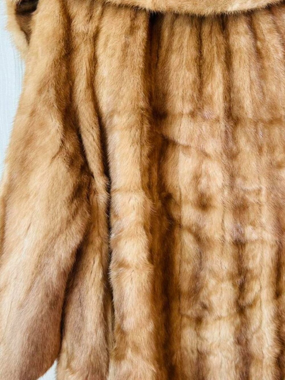 CLEARANCE PRICE: Gorgeous Vintage Genuine Mink Fur Coat - Picture 7 of 8